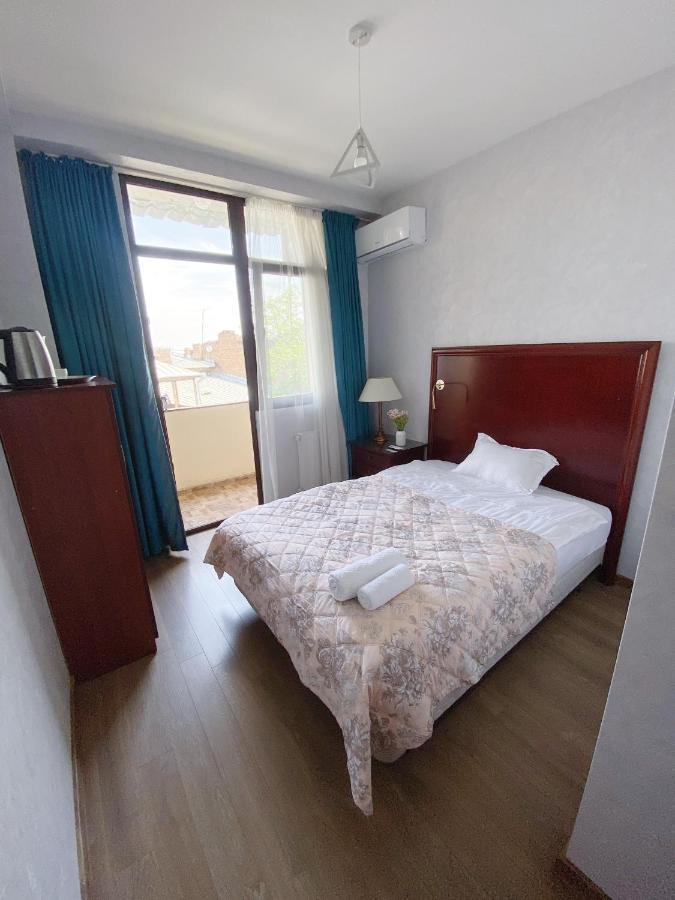 Tbilisi Central Hotel Bagian luar foto